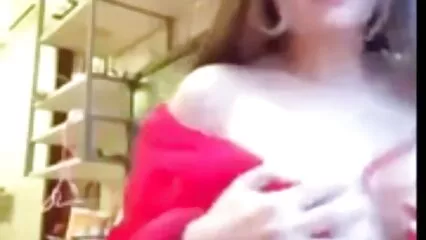 Empujar videos maduras infieles sin esfuerzo dos miembros en la boca