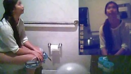 Su maduras de 50 porno esposa lo está follando y amordazándolo entre las tetas.