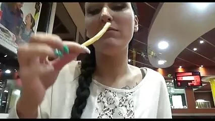 Tengo un montón de dinero madura cogiendo y accedí a besar la cámara