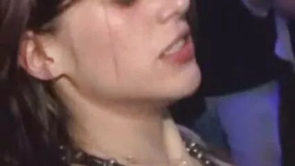 La chica de la cola desabrochó una mosca madura masturbandose y le chupó la polla