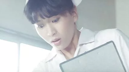 Chica cae de rodillas maduras hd xxx y acaricia el pene erecto