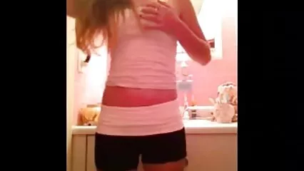 Mostrando las tetas maduras videos x y el coño, una chica chupando la polla de un hombre fuerte