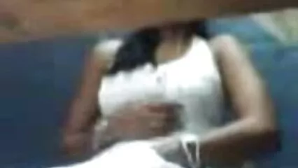 chica de xxx con una señora pelo largo intenta actuar en el porno