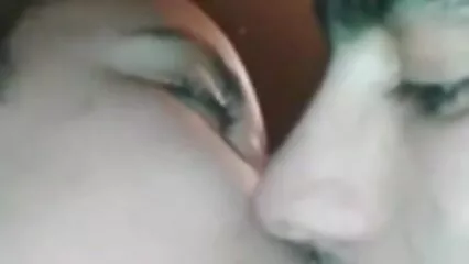 Amigos con placer maduras pilladas en la calle complaciendo a una rubia fresca
