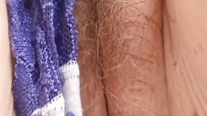 Mujer flaca disfruta del sexo y extiende las piernas porno 50 años a los lados