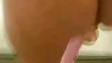 Chica joven extiende sus caderas y se masturba el videos de señoras xxx coño
