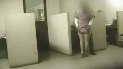 Una mujer yace señora porno desnuda en la orilla del mar y disfruta