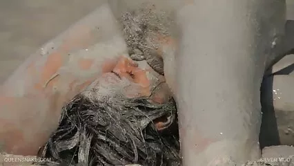 Lun besó a su vecina y se metió maduras xxx tetonas en su boca en la mayor medida posible.
