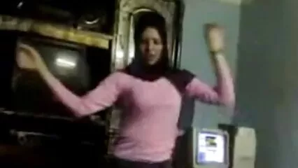 El chico tiene un fuerte argumento para la madres culonas y tetonas chica