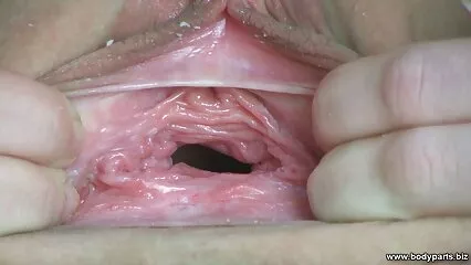 Chica ver videos porno de mujeres maduras traviesa besándose delante de un video