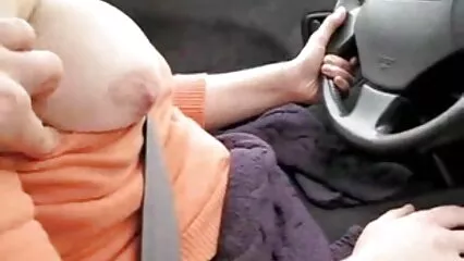 La chica se fakings maduras arrodilló y chupó una polla excitada.