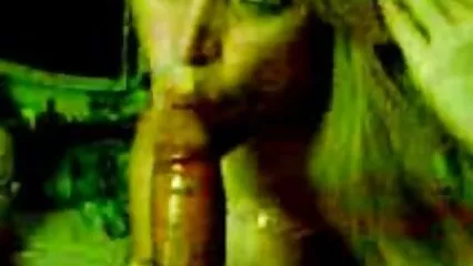 Chica señoras hermosas xxx de amor despierta a su novio fumando