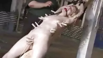 El hombre lleva a la mujer porno anal a maduras gordita al orgasmo con vibrador y dedo