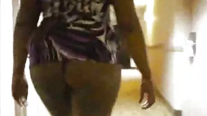 Sexo después de un hombre señoras maduras cachondas en una sala de billar y sus chicas geniales