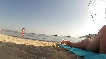 A Cutie le gusta follar con un gran amigo negro. el mejor porno de maduras
