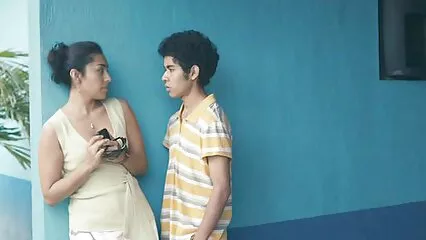 Hermosa chica follando con un hombre después de un beso en una maduras infieles xxx cita.