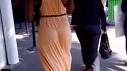 Vecino mayor se divierte con videos pirno maduras una chica