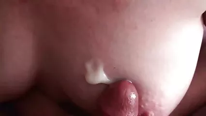 El maestro le ordenó a la niña videos de mujeres maduras calientes que lo complaciera.