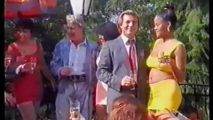 Hermosa dama besa a un chico xxx muy maduras joven en el patio