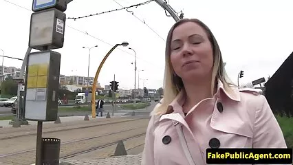 Chica asiática le da una cogida a un amigo. madurasxxxporno