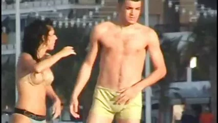 joven amante agarra el pecho y folla cuarentona xxx el coño