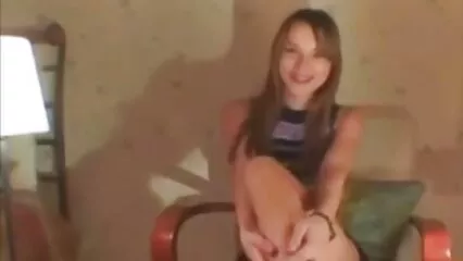 Macho tatuado se divierte con una hermosa madurita rubia