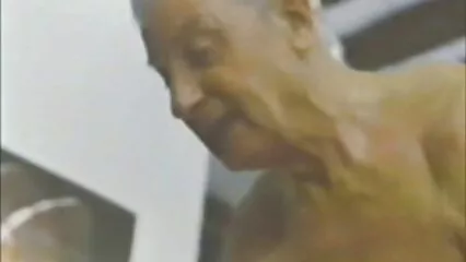Nadando con labios escarlata y rodando una dulce caseros maduras mamada
