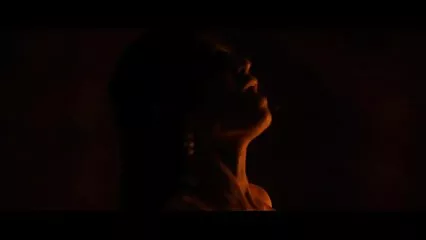 Linda chica universitaria lo toma en su boca follando con mayores y obtiene coño