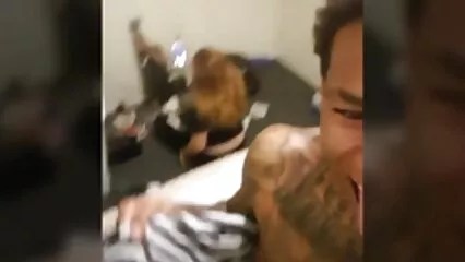 Chico joven viejas maduras peludas y enérgico se folla a una chica antes de irse a la cama