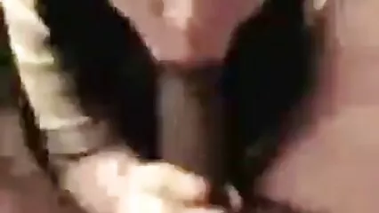 Una videos maduras desnudas mujer con senos de silicona se sienta en una pared de su pene.