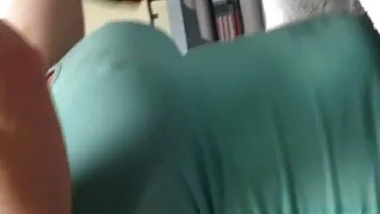 Chica se pone sobre la pormo de maduras mesa durante una entrevista