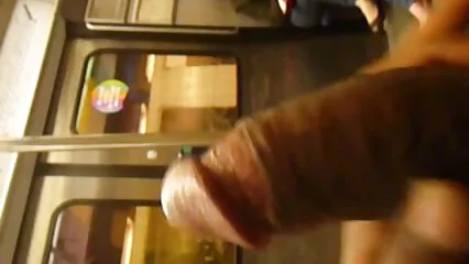 Vaquero disfruta perfectamente de xxx joven y madura la gorra de una niña con la boca