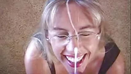 Estudiante masturbándose viejas muy calientes el coño y el ano, sentada sola en casa