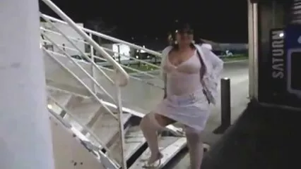 Por el placer del orgasmo, tocándose el coño torbe maduritas con los dedos en una enorme terraza