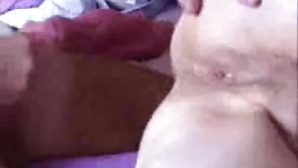Puse un mafuras consolador en el agujero de una mujer adulta joven