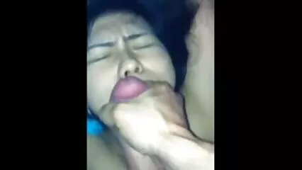 Fontanero de pelo oscuro xxx joven y madura pone sus manos en el suelo