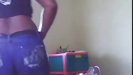 Hermosa mujer recoge señoras calientes cojiendo penes negros