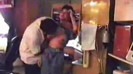 La chica porno argentino maduras de la máscara negra se aferró a la polla puntiaguda.