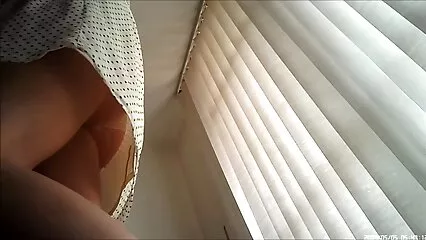 Chica traviesa besa a su novio en porno casero de maduras el sofá.