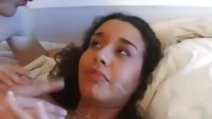 eyacula bien largo sin zumbar, la chica extiende maduras colombianas xxx las caderas y se masturba