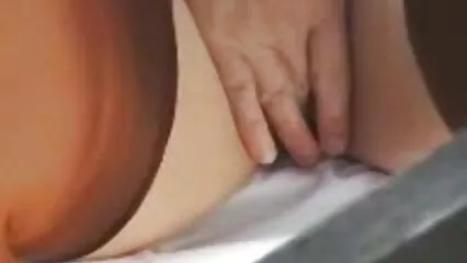 Chica encantadora pone vibrador en su coño maduras sexys porno