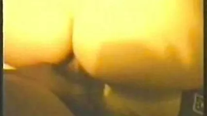 , A los jóvenes no les importa fotos maduras xxx masturbarse de cerca en el sofá