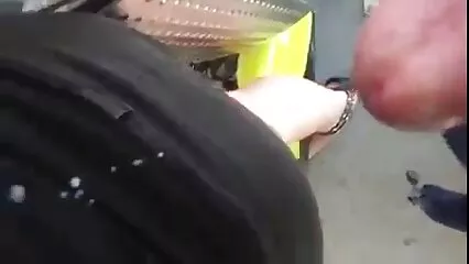 Un joven besó apasionadamente a la esposa maduras pirno de otra persona mientras no había nadie en casa.