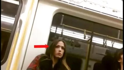Mientras su esposa no está en casa, un hombre astuto decide besar a su madrastra viejas maduras desnudas