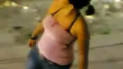 Con un buen porno de maduras xxx levantador mujeriego empuja a una chica en su culo