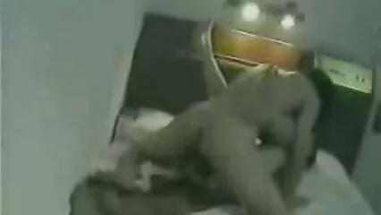 Joven profesora besa abuelas maduras follando a estudiante en el culo