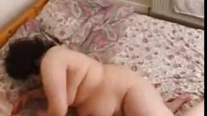 Un hombre negro besa a dos mujeres en videos de maduras cachondas una habitación oscura.