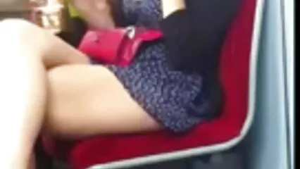 Hombre emocionado recibe esperma en la maduras viejas peludas cara de la niña