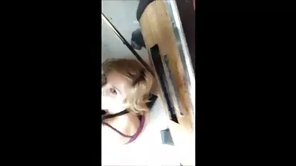 Durante la succión, la Chica bebe viejas viciosas mucho esperma