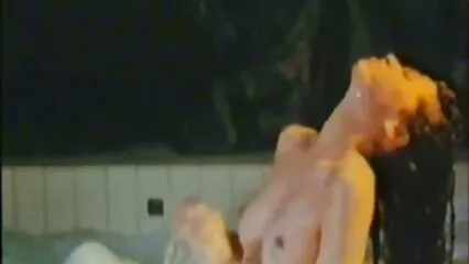 Chica con la boca acaricia la polla de un hombre y la amordaza porno casero mujeres maduras entre las tetas